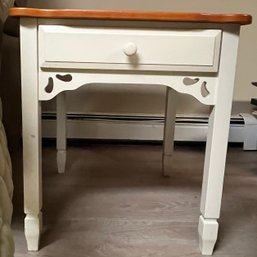 Farmhouse Style Solid Wood End Table With 1 Drawer