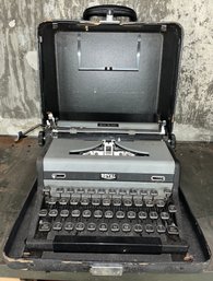 Vintage Royal Quiet De-luxe Typewriter With Case