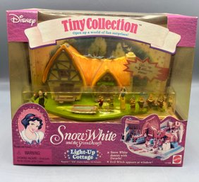 1995 Mattel - Disney Tiny Collection Snow White And Seven Dwarfs Light-up Cottage - NEW In Box