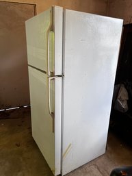 GE Refrigerator With Top Freezer Serial #AR820558