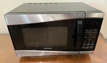 West Bend 900 WATT Corded Microwave - Model EM925AJW-P1