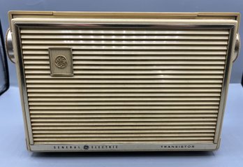 VINTAGE GE GENERAL ELECTRIC AM TRANSISTOR RADIO MODEL P-880A BEIGE Top Handle Lifts Up