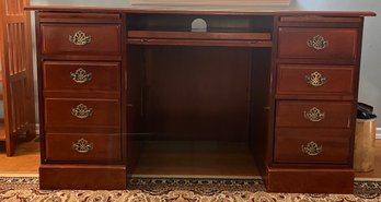 Executive Desk W/4 Drawers And Keyboard Pull Out