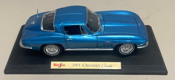 Maisto 1965 Corvette 1/18 Scale Diecast Car With Plastic Base
