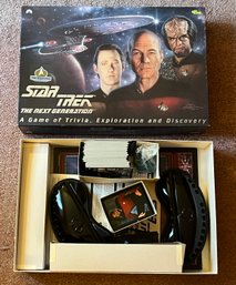 1993 Paramount Pictures - Star Trek The Next Generation - A Game Of Trivia Board Game