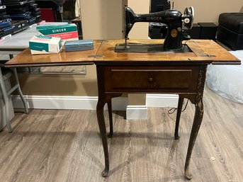 Vintage Singer Sewing Machine Table With Auto-pilot Button Holder Accessories Included