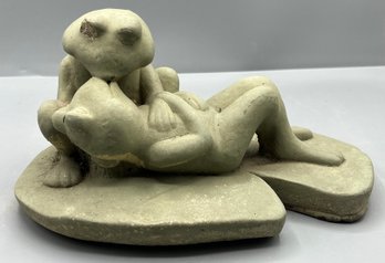 Cement Kissing Frogs Pattern Statue