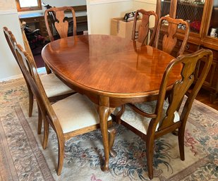 Thomasville Solid Wood Dining Table With 6 Cushioned Chairs - Leaf And Table Pads Included