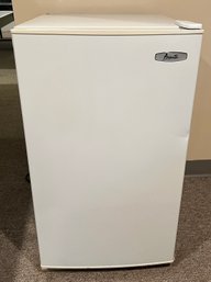 Avanti 4.4 Cu Ft Compact Refrigerator 440YW