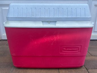 Rubbermaid Cooler  With Water Spout