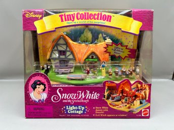 Disney Tiny Collection Snow White And The 7 Dwarfs Light Up Cottage New In Box