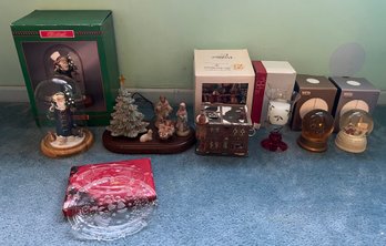 Christmas Decor Assorted Lot Of 7 Pieces