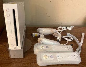 Nintendo Wii Console Model: RVL-001, Nintendo Wii Nunchuk & Remotes - 5 Pieces