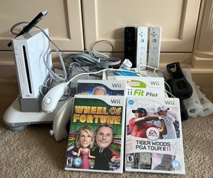 Wii Gaming System Wii Balance Board  4 Wii Games & Assorted Wii Controllers