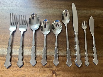 Oneida Distinction Deluxe Flatware Set - 90 Pieces