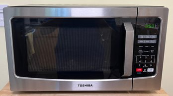 Toshiba 1.1-cu Ft 1000-Watt Countertop Microwave