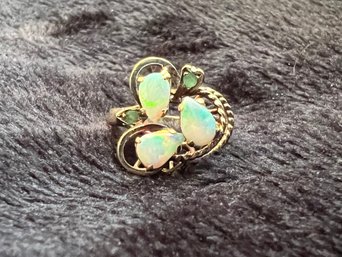 14kt Gold Opal Ring Size 5/6 3.11 Grams