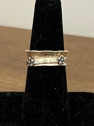 Sterling Silver Daisy Motif Israel Ring, 0.14OZT, Size 6.5