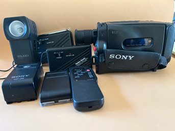 Sony Handycam Video 8 CCD-TR64 NTSC With Accessories & Travel Case