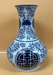 Chinoiserie Chinese Blue/White Vase