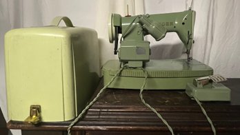 Singer 185 Sewing Machine In Case RFJ8-8