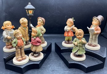 MJ Hummel Exclusive Collection 'the Carolers' Set Of 8 With Stands And Removal Lamp Post