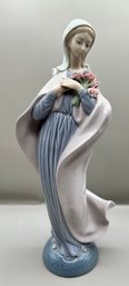 Lladro Madonna With Flowers Porcelain Figurine #5171