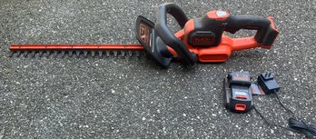 Black & Decker 22' Electric Hedge Trimmer With Charger Model #: LHT321