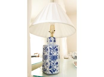 Mini Blue And White Porcelain Jar Table Lamp (065)
