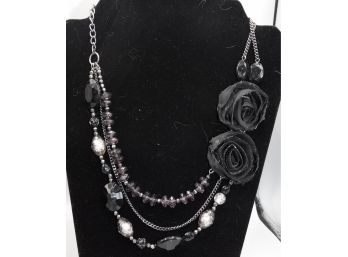 Costume Jewlery: Lace Rose Beaded Necklace