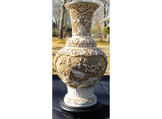 Oriental White Lacquerware Bird Vase