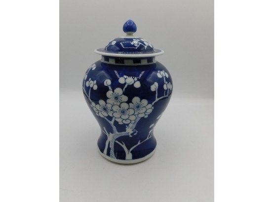 Lovely Ceramic Blue And White Pattern Vase With Lid