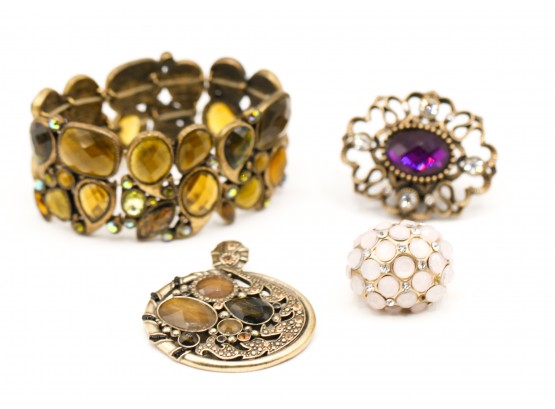 Stunning Lot Of Costume Jewelry - 1 Bracelet - 2 Rings - 1 Pendant