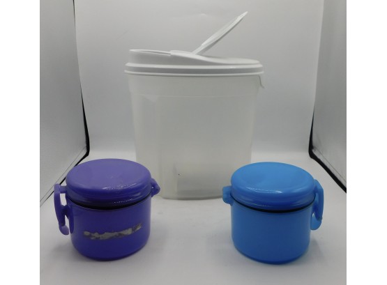 Rubbermaid Pitcher With 2 Plastic Storage Cups