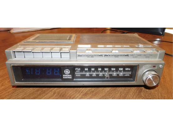 Retro General Electric AM/FM Radio Clock With Cassette Player Model #7-4975C