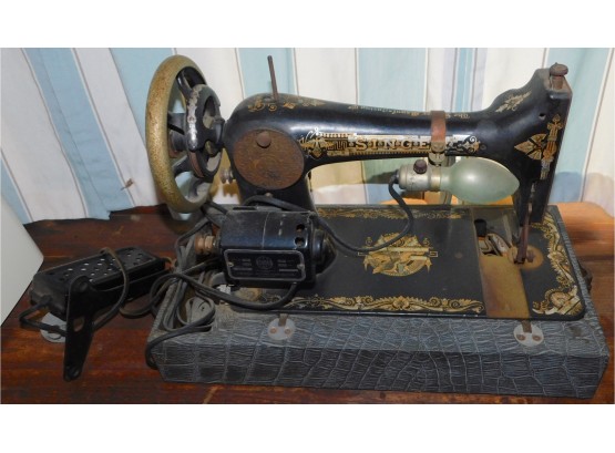 Antique Singer Sewing Machine With Victorian Detail