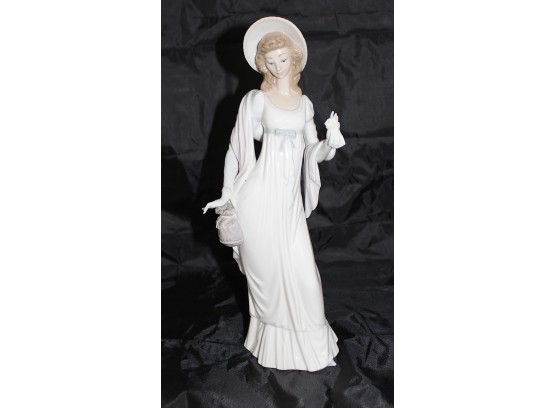 Lladro Figurine 'Dainty Lady' #4934 Woman In Dress With Hat And Purse