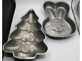 Wilton Holiday Cake Pan Molds - Set Of Two