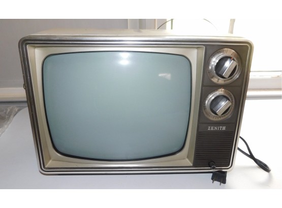Vintage Zenith Television Model BT120A2 1984