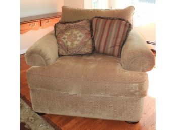 Stylish Thomasville Comfortable Plush Arm Chair With 2 Throw Pillows