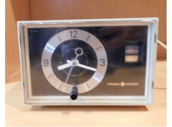 Vintage General Electric Clock Radio - Model C1400A
