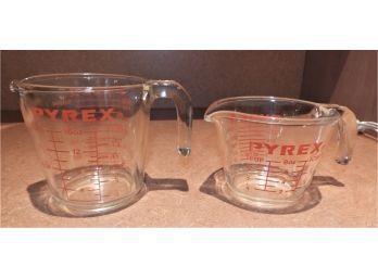Pyrex Set Of 2 Glass Measuring Cups