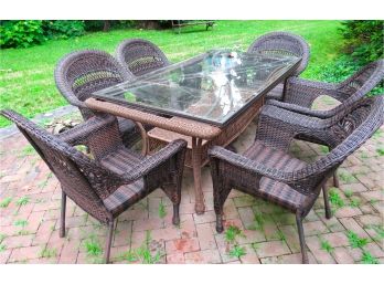 Beautiful Outdoor Rattan/Wicker Chairs L30' X H36' X D27' - Table L72' X H30' X D40' - Lot Of 6