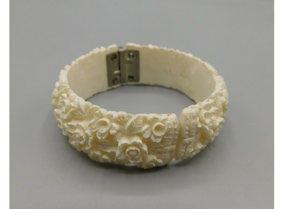 White Floral Design Resin Costume Jewelry Bracelet