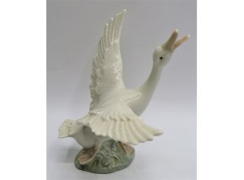 LLADRO PORCELAIN Goose Taking Flight Figurine