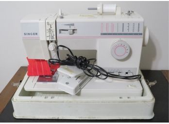 Singer Sewing Machine W/ Case - Model 9005 Made In Taiwan