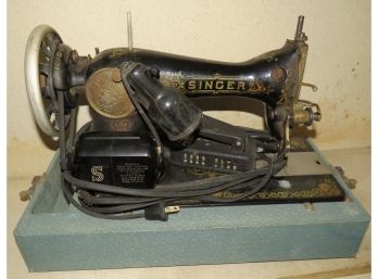 Vintage Singer Sewing Machine W/ Case - #724094