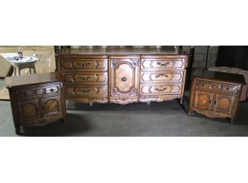Beautiful Flint & Horner Dresser With Two Night Tables