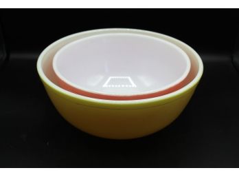 Pyrex 2 1/2qt Colored Serving Bowls Lot Of 2