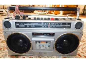 BoomBox Sanyo Stereo Radio Cassette Recorder - AM/FM Stereo Radio  Model M991-k - Made In Japan